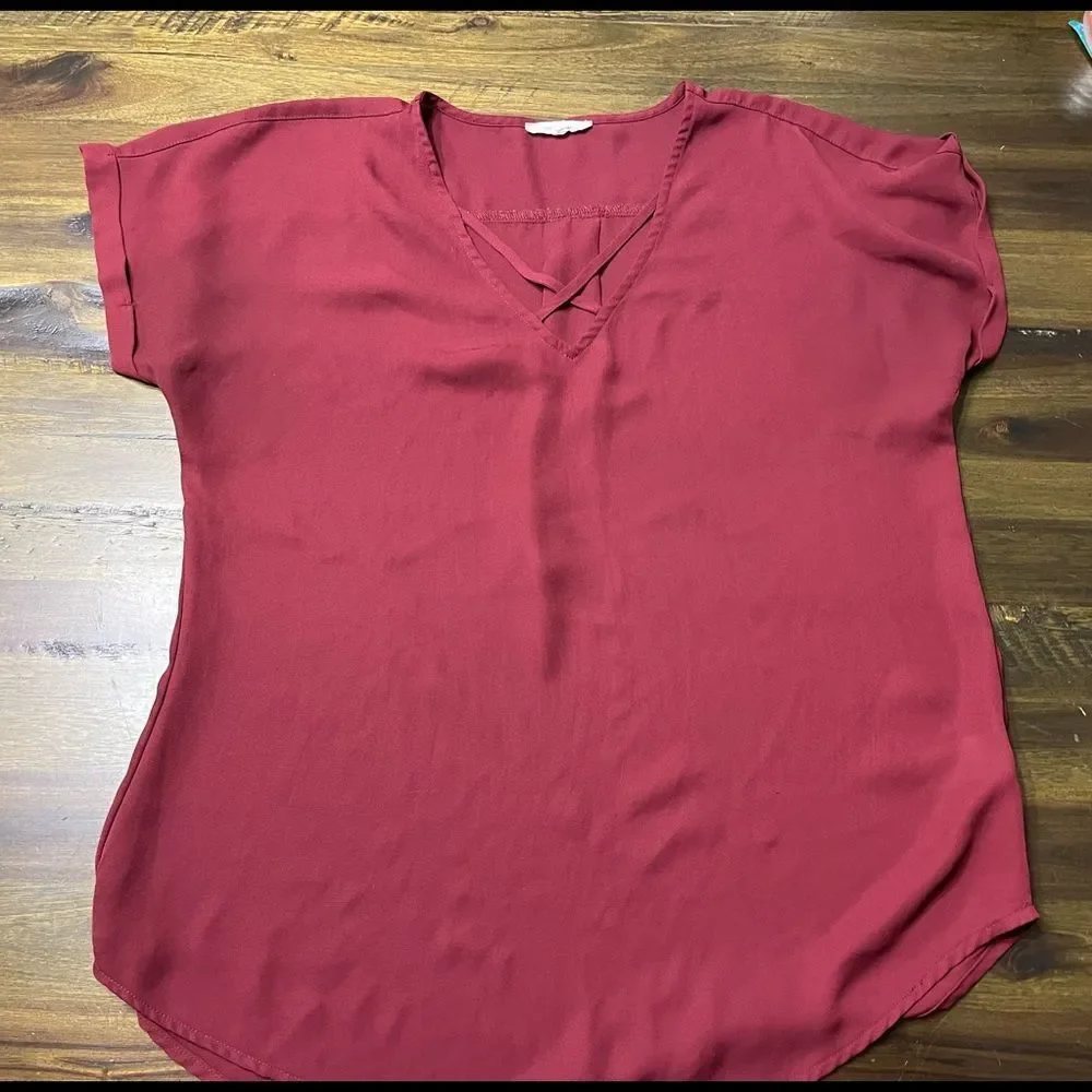 Maurice’s Maroon Short Sleeve V-neck Round Hem Blouse, Women's Size Medium